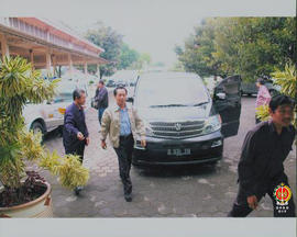Gubernur DKI Jakarta Sutiyoso dipersilahkan masuk  ke Gedhong Wilis oleh Iswanto STP, Kasubbag Ta...