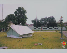 Tenda panitia pendistribusian bantuan di Lapangan Upacara Komplek Kepatihan Danurejan Yogyakarta.