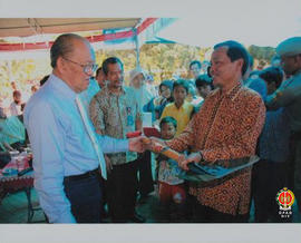Wakil  Gubernur Provinsi DIY Sri Paduka Paku Alam IX menyerahkan bantuan berupa sekop kepada sala...