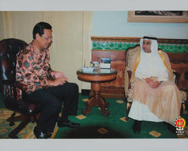 Salah seorang perwakilan dari Bulan Sabit Kuwait, tampak sedang memperhatikan Sri Sultan HB Xsaat...