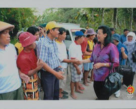 GKR Hemas disambut dengan berjabat tangan para penduduk Desa Jombokan Bambanglipuro.