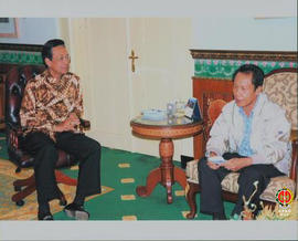 Gubernur DKI Jakarta Sutiyoso  berbincang–bincang  dengan Gubernur Provinsi DIY  Gedhong Wilis, 2...