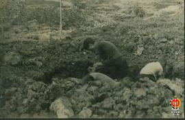 Pembuatan sumur ladang (pompa air dragon). Beberapa pekerja proyek sedang menggali tanah untuk pe...
