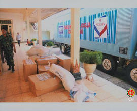 Tumpukan selimut bantuan dari Perusahaan Rokok Sukun di Pendapa Bangsal Kepatihan.