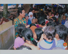 Gubernur Provinsi DIY Sri Sultan HB X sedang berjabat tangan dengan para korban gempa.