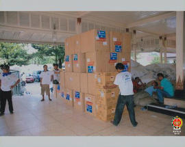 Para pekerja sedang menumpuk bok berisi bantuan untuk korban Gempa Jogja di Bangsal Kepatihan