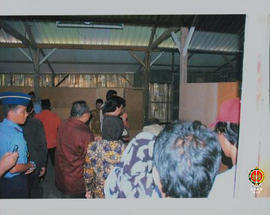 Gubernur Provinsi DIY Sri Sultan HB X dan rombongan memasuki bangunan SDIT Samawi yang keseluruha...