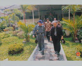 Wakil Gubernur Sumatra Selatan Mahyuddin NS beserta rombongan keluar dari Gedhong Wilis usai meny...