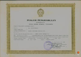Piagam penghargaan dari Gubernur DIY diberikan kepada Dra. Murtiningsih dkk, sebanyak 7 orang ata...