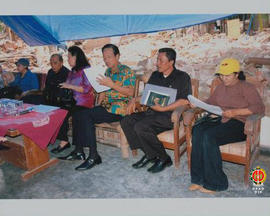 Gubernur Provinsi DIY Sri Sultan X sedang duduk membaca berita acara penyerahan bantuan gempa, ta...