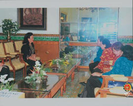 Ny. M. Ma’aruf didampingi para anggota Tim Penggerak PKK Pusat berbincang – bincang dengan GKR He...