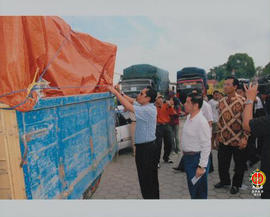 Gubernur DKI Jakarta Sutiyoso membuka terpal penutup truk angkutan bantuan korban Gempa Jogja dis...