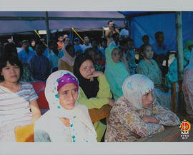 Warga ikut hadir duduk dibawah tenda pada acara kunjungan kerja Gubernur Provinsi DIY.