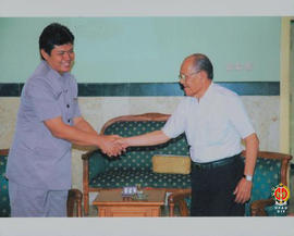 Wakil Bupati Merauke sedang berjabat tangan dengan Wakil Gubernur Provinsi DIY Sri Paduka Paku Al...