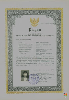 Piagam Gubernur Daerah Istimewan Yogyakarta diberikan kepada Titik Ratna Damayanti, dkk sebanyak ...