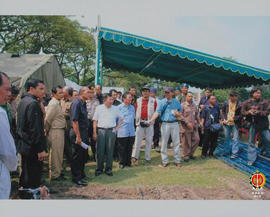 Wakil Presiden RI Yusuf Kalla bersama Bupati Bantul Drs. Idham Samawi melihat pembuatan tenda dar...