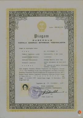 Piagam Gubernur Daerah Istimewan Yogyakarta diberikan kepada NySiti Umami R, Ny. Sri Rochani Heru...