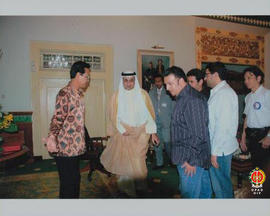 Sri Sultan HB X, mempersilahkan rombongan dari Bulan Sabit Kuwait, keluar dari ruangan Gedhong Wi...