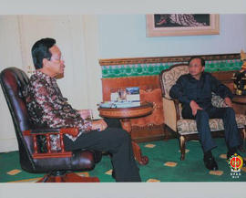 Sri Sultan HB X bersama Gubernur Bali Drs. Dewa Made Beratha di Gedhong Wilis Kepatihan Yogyakart...