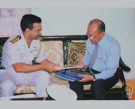 Pimpinan Angkatan Laut India Pavan Chauhan sedang menyerahkan buku dan diterima oleh Wakil Gubern...