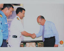 Pimpinan Angkatan Laut India Pavan Chauhan sedang bersalaman dengan Wakil Gubernur Provinsi DIY S...