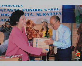 Wakil Gubernur Provinsi DIY Sri Paduka Paku Alam IX menerima secara simbolis satu dos berisi maka...