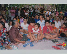 Para Penduduk Desa Jombokan Bambanglipuro Bantul sedang berkumpul menyambut datangnya Gubernur Pr...