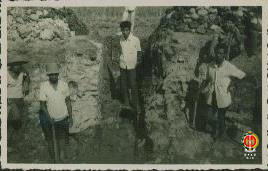 Para pekerja sedang berdiri setelah menggali parit selokan.