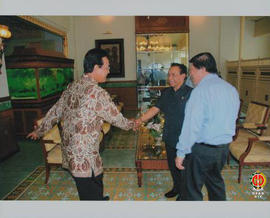 Gubernur Provinsi DIY Sri Sultan HB X sedang berjabat tangan dengan Mendagri Muhammad Maaruf, ata...