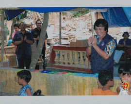 Kak Seto Mulyadi sedang mengajak bernyanyi para anak-anak korban gempa Desa Jombokan Bambanglipur...