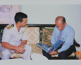 Wakil Gubernur Provinsi DIY Sri Paduka Paku Alam IX sedang membaca buku atau majalah “Himalayas” ...