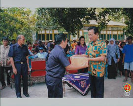 Penyerahan bantuan bagi korban bencana gempa bumi oleh Gubernur Provinsi DIY Sri Sultan HB X disa...