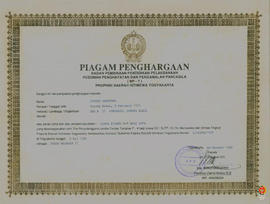 Piagam penghargaan dari BP-7 DIY diberikan kepada Suroso Rahutomo atas prestasinya dalam Lomba Pi...