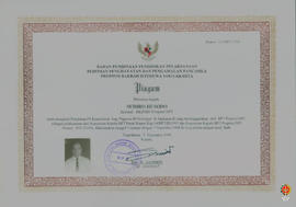 Piagam penghargaan dari BP7 ditujukan kepada peserta penataran P4 kontekstual bagi Pegawai RI gol...