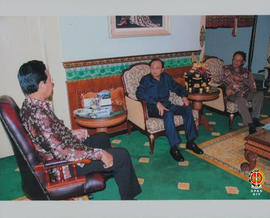 Sri Sultan HB X sedang berbincang-bincang dengan Gubernur Bali Drs. Dewa Made Beratha dan rombong...