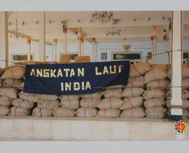 Ratusan karung beras bantuan untuk korban gempa bumi 2006 dari Angkatan Laut India.