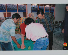 Gubernur Provinsi DIY Sri Sultan HB IX membantu petugas membuka kotak bantuan  saat melakukan Kun...