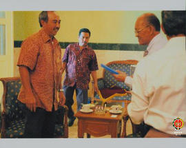 Tampak Wakil Gubernur Provinsi DIY Sri Paduka Paku Alam IX memegang buku biru disaksikan Kepala B...