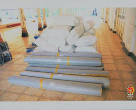 Tumpukan terpal  dan karpet  bantuan dari Perusahaan Rokok Sukun di Pendapa Bangsal Kepatihan.