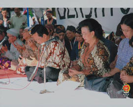 Sri Sultan HB X bersama istri, para ulama dan tokoh adat sedang berdoa.
