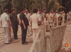 Perbincangan Menteri PU dengan Bupati Kulon Progo di atas jembatan.