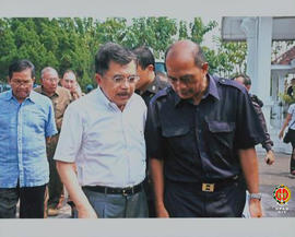 Wakil Presiden RI Yusuf Kalla sedang berjalan sambil berbincang dengan Bupati Bantul Drs. Idham S...