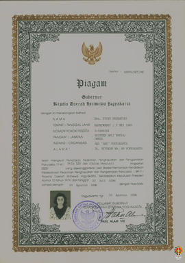 Piagam Gubernur Kepala Daerah Istimewa Yogyakarta diberikan kepada Dra. Titin Prihartini, dkk per...