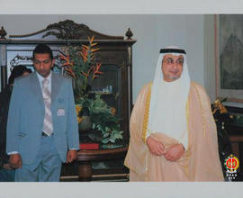 Tampak seorang laki-laki berpakaian Arab yang merupakan perwakilan dai Bulan Sabit Kuwait bersama...