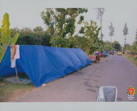 Beberapa tenda sederhana yang dibuat warga dipinggir jalan kampung Desa Jombokan Bambanglipuro Ba...
