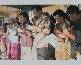 Doa bersama dipimpin oleh KH Nawawi pimpinan Ponpes An Nur, tampak Sri Sultan HB X, istri (GKR He...