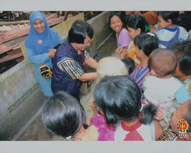 Kak Seto sedang berjabat tangan dengan para korban gempa di Desa Jombokan Bambanglipuro Bantul.