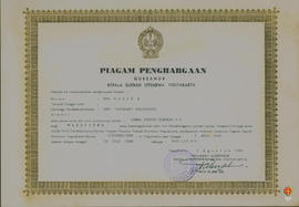 Piagam penghargaan dari Gubernur DIY diberikan kepada Drs. Harisa dkk, sebanyak 11 orang atas per...