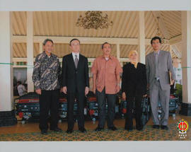 Kepala Biro Keuangan Setwilda DIY Drs. Mulyanto berfoto bersama perwakilan Mitsubishi Jepang dan ...