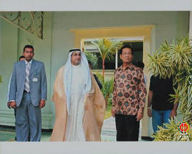 Sri Sultan HB X, bersama rombongan dari Bulan Sabit Kuwait, berada di luar ruangan Gedhong Wilis ...